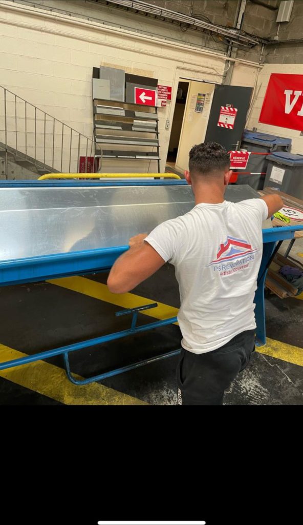 Préparation d’un ouvrage de zinguerie à l’atelier PS Rénovation