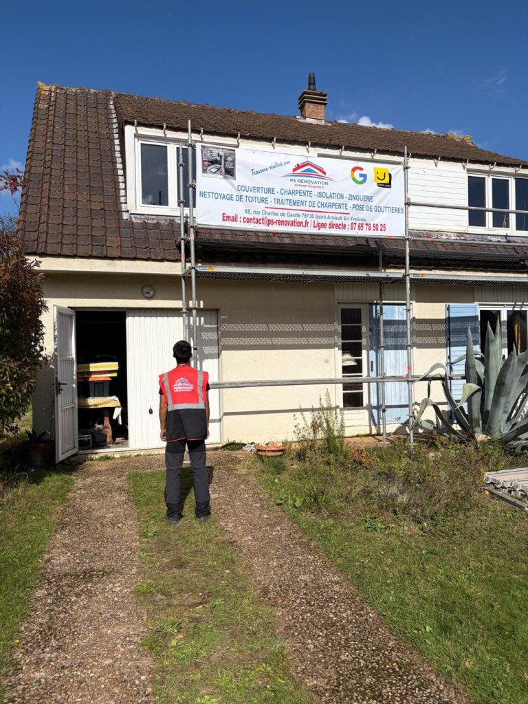 Banderole de chantier PS Rénovation posée sur un échafaudage