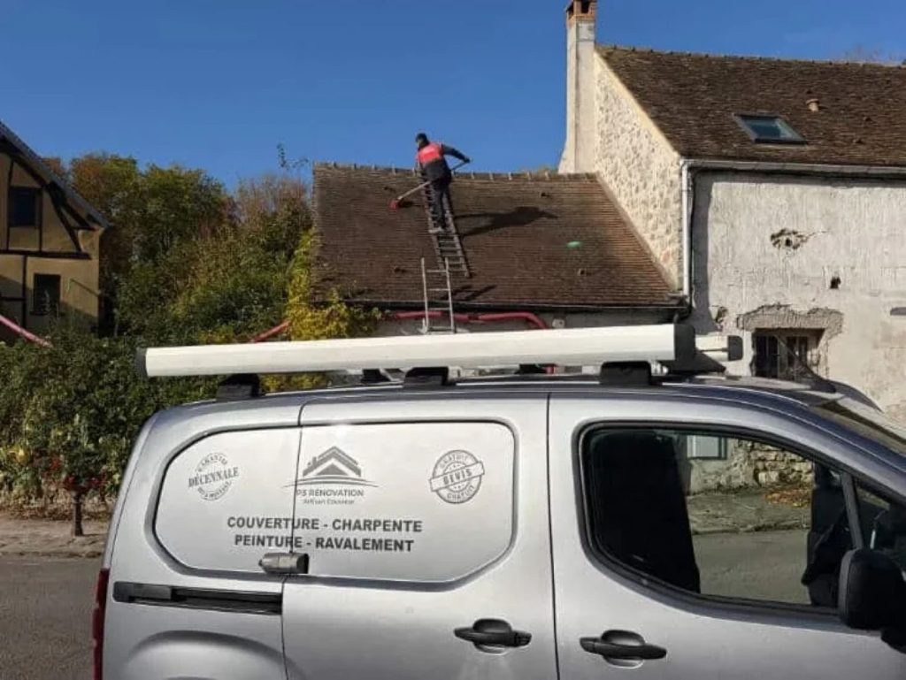 Véhicule de PS Rénovation sur une intervention de toiture