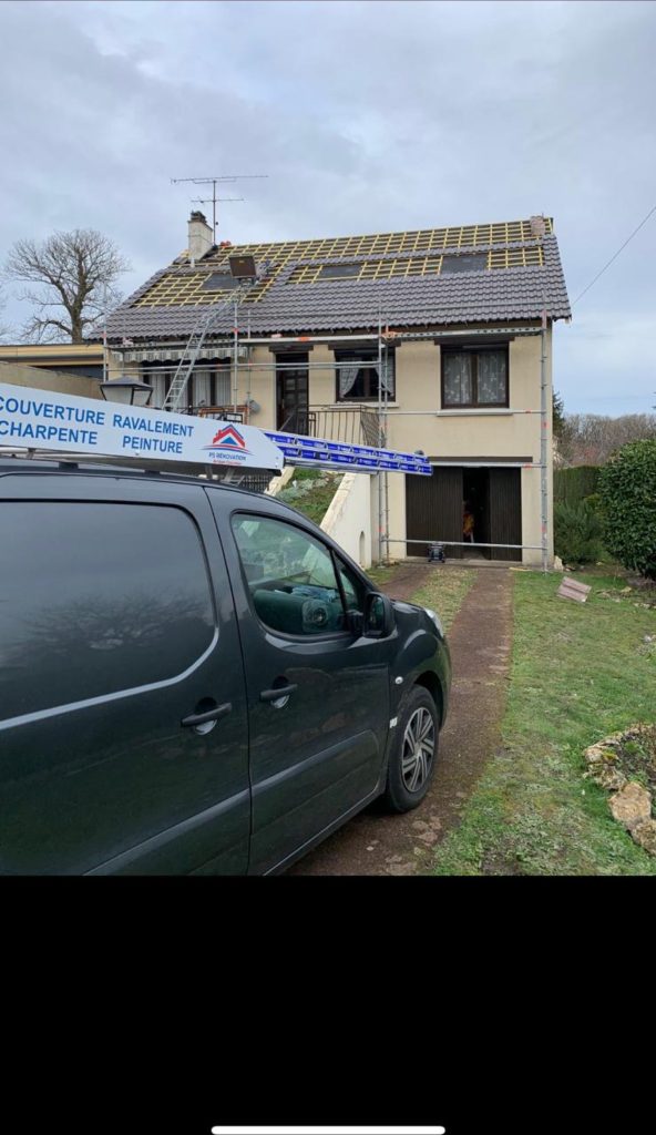 Véhicule PS Rénovation devant une maison échafaudée en réfection de toit