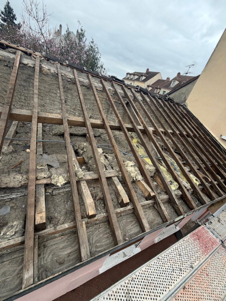 Toiture déposée, chevrons et ancien isolant mis à nu