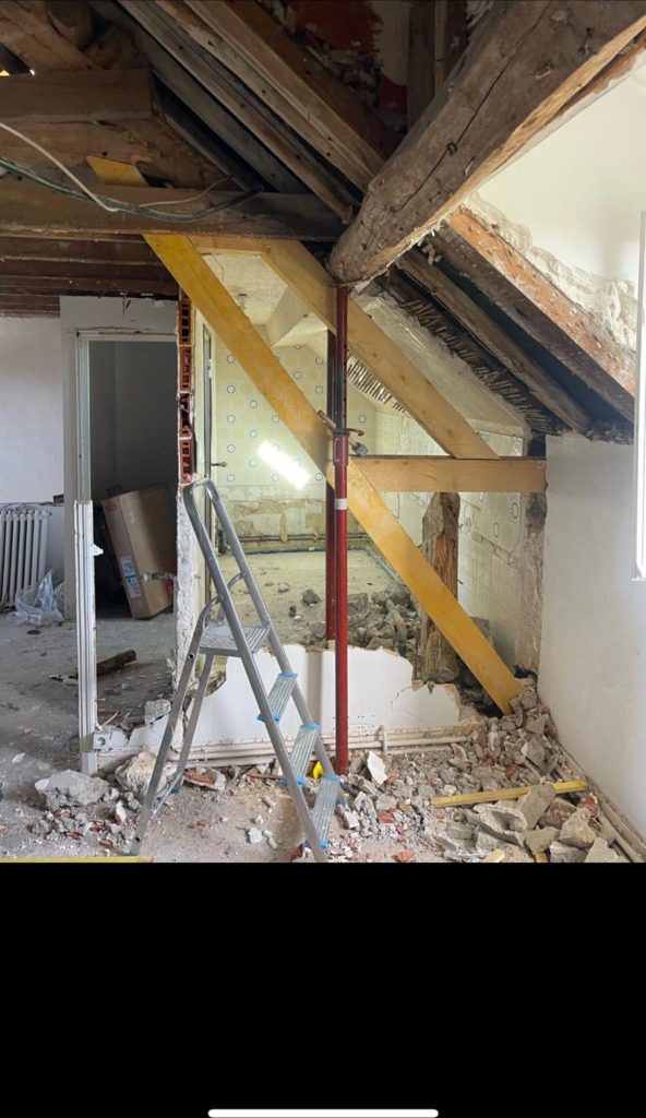 Reprise de charpente dans des combles en cours de rénovation