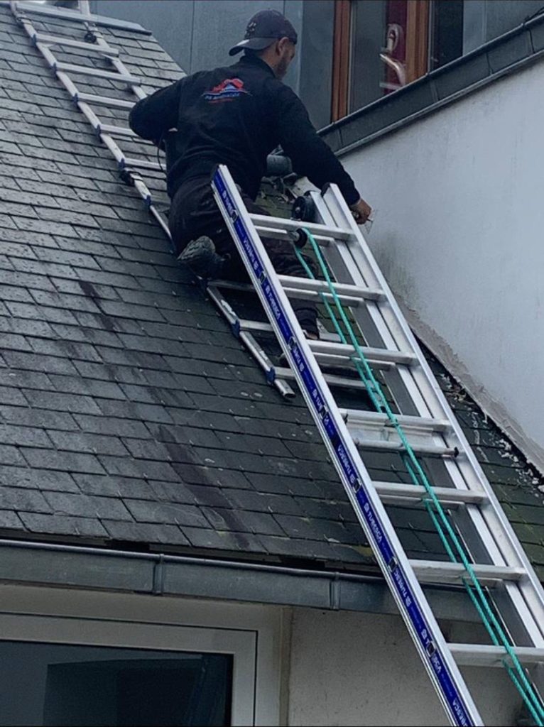 Couvreur PS Rénovation au travail sur une toiture en ardoise