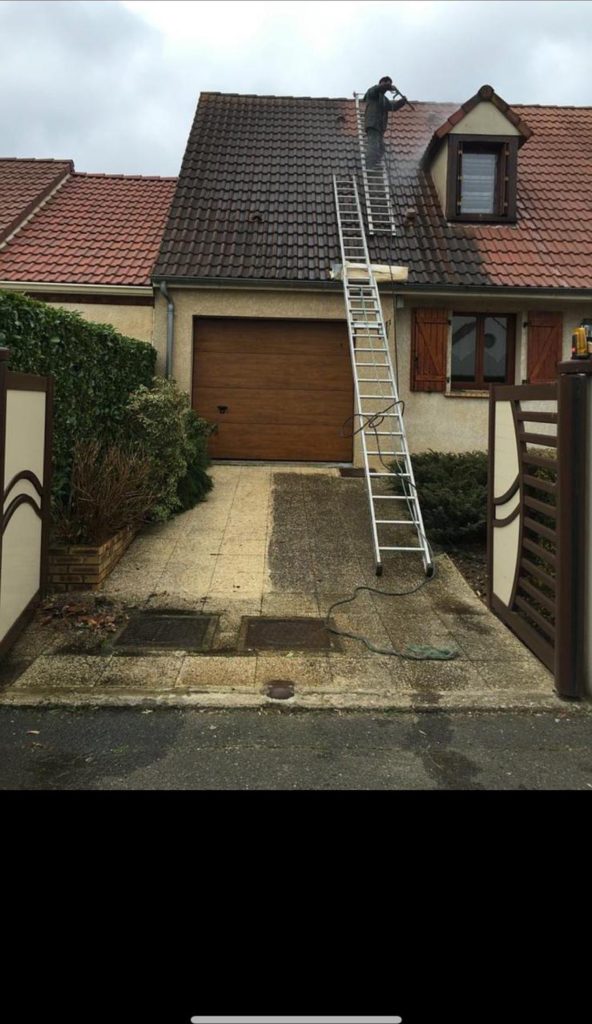 Démoussage d’une toiture en tuiles à basse pression