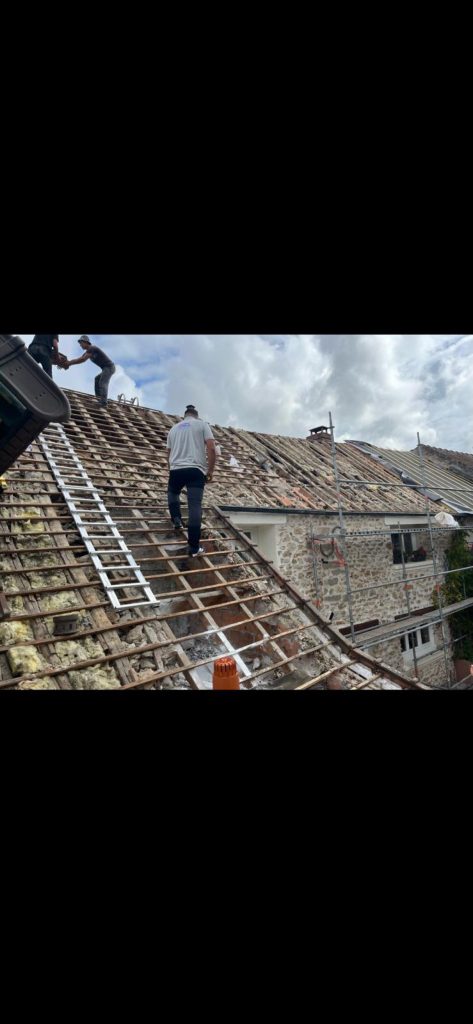 Dépose de couverture, isolant en laine visible entre les chevrons
