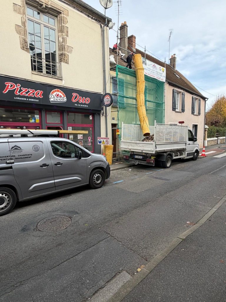 Évacuation des gravats de toiture par goulotte, chantier en rue