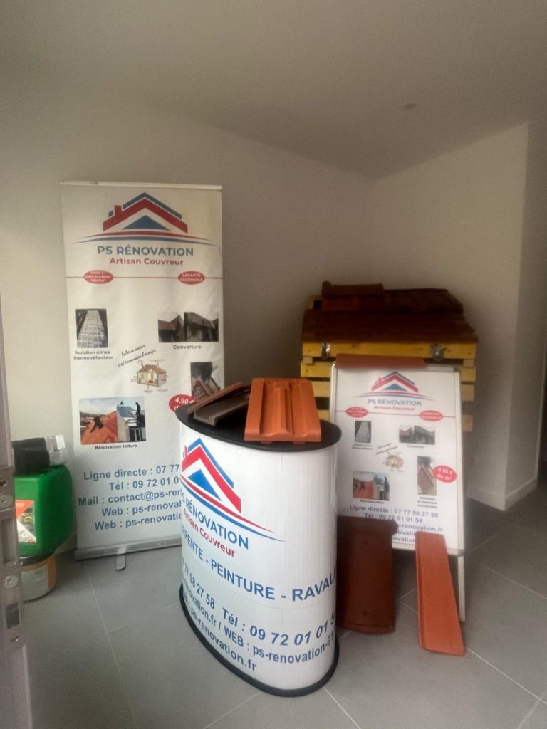 Showroom PS Rénovation avec kakémono, échantillons de tuiles et comptoir