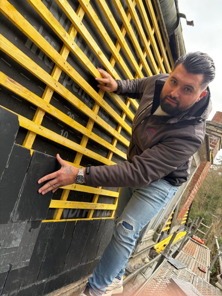Stanley Paumard pose une ardoise sur un liteaunage neuf
