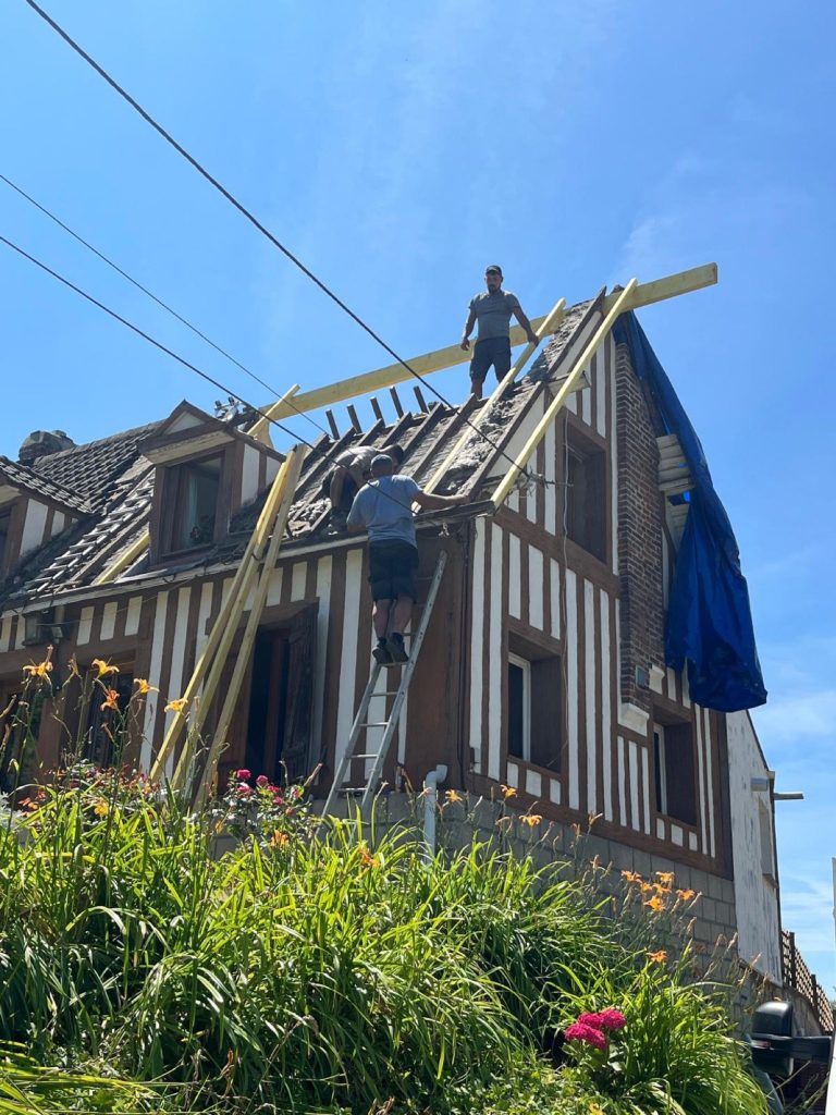Réfection de toiture sur une maison à colombages